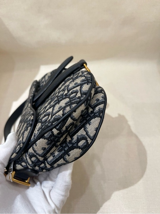 Like New Dior Navy & Ivory Oblique Mini Saddle Bag with Gold 'D' Charm 2020 - Picture 6 of 8